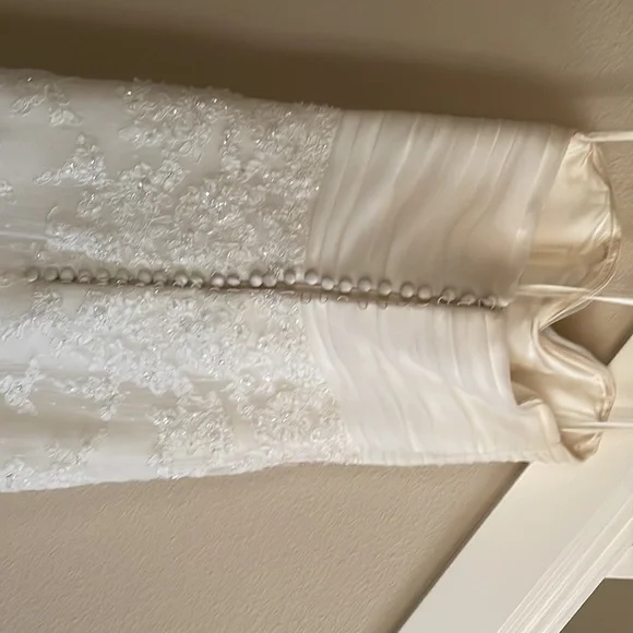 Wedding dress - Picture 3 of 8